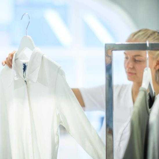 Kvinde ser på en skjorte i tøjbutik
