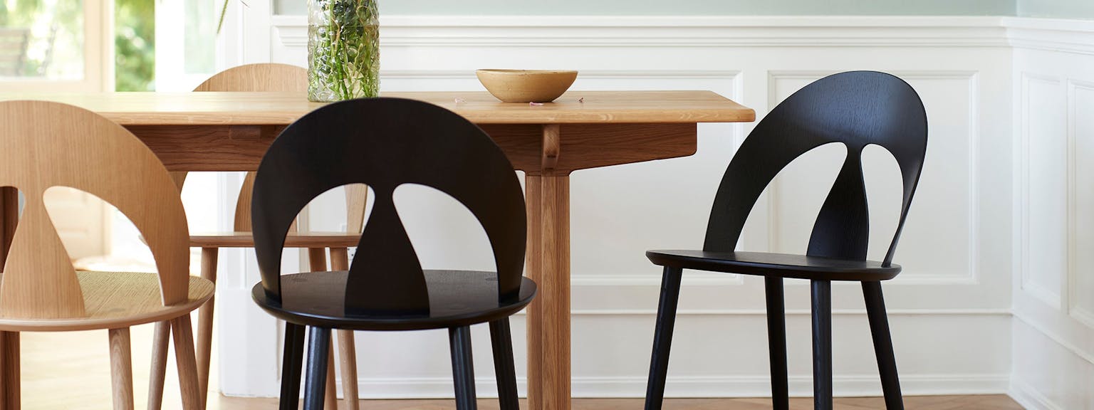Svanemærkede spisebordsstole i sort og naturfarvet eg fra FDB Møbler