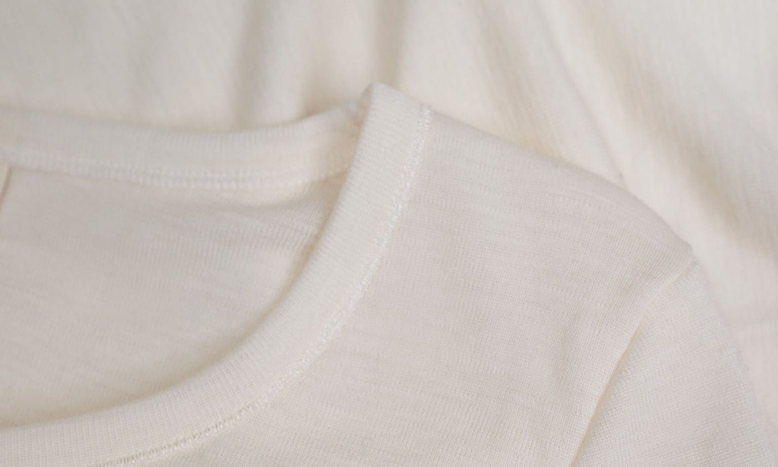 Close-up af offwhite langærmet uld undertrøje